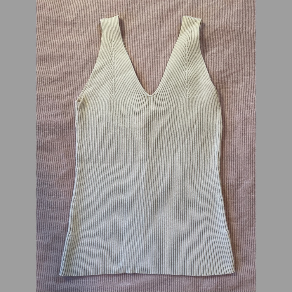Mossimo top size L in cream. Super stretchy.
